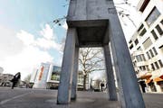 Kahl und leer - der Zuger Bundesplatz: Ob da diese Gussbeton-Skulptur (im Bildvordergrund) eine wesentliche Verbesserung bringt, ist fraglich. (Bild Werner Schelbert)