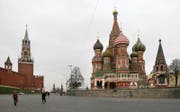 Blick auf die St. Basilius-Kathedrale, rechts, und den Spasskaya-Turm, den Hauptturm der östlichen Mauer des Kremls, in Moskau, Russland. (Bild: KEYSTONE/Alessandro Della Bella)