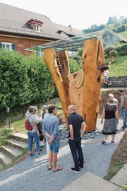 Die Skulptur aus der alten Linde in Kehrsiten wurde im vergangenen September eingeweiht. (Bild: Roland Hügi)