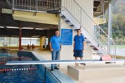 Bruno Arnold, Geschäftsleiter des Schwimmbades Altdorf (links), und Bademeister Philipp Baumann zeigen die Verhaltensregeln am Sprungturm.Bild: Jessica Bamford (Altdorf, 19. Oktober 2016)