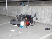 Trotz Helm erlitt die Frau gravierende Kopfverletzungen. (Bild: Geri Holdener, Bote der Urschweiz)