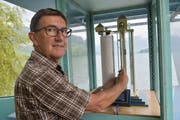 Hanspeter Dillier überwacht im Kabäuschen am Sarnersee den Pegelstand. (Bild Romano Cuonz)