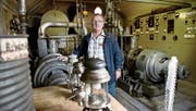 Hier soll möglichst wenig verändert werden: Ausstellungsbetreuer Alois Mathis im Maschinenraum. (Bild: Corinne Glanzmann (Stansstad, 1. Juli 2014))