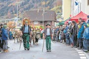 Die Viehsente zieht über den Beckenrieder Dorfplatz. (Bild: Edi Ettlin (Beckenried, 12. November 2017))