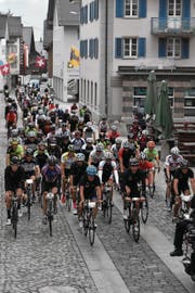 Kurz nach dem Start lagen Fabian Cancellara und Bernhard Russi (ganz rechts) noch an der Spitze. (Bild: Georg Epp (Andermatt, 25. Juni 2017))