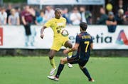 Altdorfs Verteidiger Magnum Paulino (links) zeigte eine aktive Leistung, wie hier bei einer Szene mit Servette-Stürmer Mathias Vitkieviez. (Bild: Eveline Beerkircher (Altdorf, 12. August 2017))