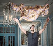 Magnolien auf Violett. Der Luzerner Philipp Sidler hebt mit seinen Foulards ganz schön ab. (Bild: Pius Amrein (Luzern, 10. November 2017))