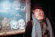 Der Korber (Sigfrit Steiner) will, dass sein Freund, ein Schirmflicker, eine richtige Beerdigung erhält. (Bild: PD (1979))