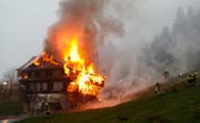 Das Feuer breitete sich unaufhaltbar aus. (Bild: Geri Holdener, Bote der Urschweiz)