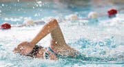 Am kantonalen Schwimmwettkampf geben die Schüler alles. (Bilder: Corinne Glanzmann (Stans, 15. März 2017))
