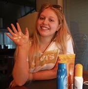 Daniela Gasser testet für ihre Maturaarbeit verschiedene Sonnenschutzcremes. (Bild: Marion Wannemacher (Giswil, 13. Dezember 2017))