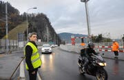 Seit wenigen Minuten rollt der Verkehr wieder ungehindert über die Achereggbrücke: Projektleiter Niklaus Studer freut sich über den Abschluss der Sanierung. Bild: Philipp Unterschütz (Stansstad, 16. November 2016)