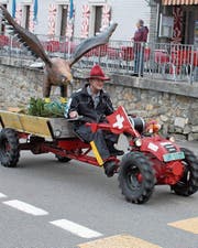 Hanspeter Kaufmann eröffnet den Korso auf dem Klausenpass mit seinem Oldtimer-Einachser. (Bild: Robi Kuster (Klausenpass, 9. 9. 17))
