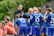 FCL-Trainer Markus Babbel bespricht am 6. Juli mit seinen Spielern die Taktik im Testspiel gegen Aalen. (Bild: Freshfocus/Martin Meienberger)