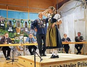 Oswald Zurfluh, Gewinner des 4. Schächätaler Priisbedälä, mit seiner Tanzpartnerin Claudia Scheuber. (Bild: Franz Imholz (Spiringen, 25. März 2017))