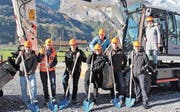 Von links: Matthias Tresch (Kälin AG), Philipp Zurfluh (Implenia), Markus Zgraggen (Präsident ESC), Heidi Z’graggen (Regierungsrätin), Walter Marty (Gemeinderat), Sepp Zgraggen (Präsident Baukommission), Josef Schuler (Amt für Sport) und Pia Tresch (Gemeindepräsidentin). (Bild: Paul Gwerder (Erstfeld, 27. November 2017))