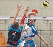 Der Luzerner Nick Amstutz (rechts) überwindet den Einsiedler Block mit Ben Hensler. (Bild: Pius Amrein (Luzern, 21. Januar 2018))