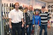 Gelungene Skiübergabe; von links: Urs Briker, Noel Arnold, Sponsor Hansueli Imholz, Lea Epp und Hansueli Kumli.Bild: Josef Mulle (Bürglen, 26. Oktober 2016)