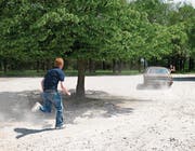 Young man chasing car (Bild: Michael Blann (Digital Vision))