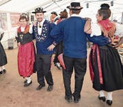 Die Urner und Glarner Trachtenleute stellten beim Tanzen ihr Können unter Beweis. (Bilder: Franz Imholz (Urnerboden, 6. August 2017))