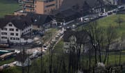 Eine Folge der Umleitung: Kolonne durch Steinen. (Bild: Geri Holdener, Bote der Urschwez)
