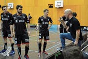 Ad-Astra-Coach Otto Moilanen (rechts) erklärt seinen Spielern die Marschrichtung. (Bild: Simon Abächerli)