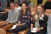 9. Prämienfeier der Breisacher Stiftung: Sie freuen sich über die Geld-Prämie im Couvert (von links): Pascal Barmettler, Ennetmoos, Julia von Holzen, Ennetmoos und Alina Halter, Giswil. (Bild: Robert Hess (OZ) (Obwaldner Zeitung))