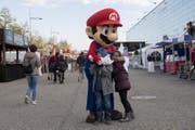 Kinder grüssen das Mario-Maskottchen. (Bild: Lukas Lehmann / Keystone (Bern, 12. Oktober 2017))