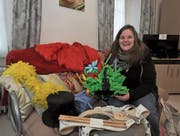 Susanne Arnold breitet ihre Utensilien für die Fasnacht im Hotelzimmer aus. (Bild: Urs Hanhart (Altdorf, 7. Februar 2018))