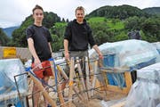 Florian Holzapfel (links) und Michel Stalder bereiten alles für das grosse 1.-August-Feuerwerk vor. (Bild Matthias Piazza)