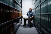 «Ich habe Tausende Grundbuchauszüge geschrieben.» Viktor Schicker im Archivraum des Grundbuchamtes. (Bild: Stefan Kaiser)