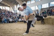 Pattsituation im Schlussgang: die beiden Schwyzer Reto Nötzli (links) und Mike Müllestein. (Bild: Pius Amrein (Sarnen, 12. März 2017))