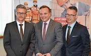 Sie freuen sich auf die Bauvorhaben im Kanton: von links Sekretär Kurt A. Zurfluh, Baudirektor Roger Nager und Präsident Odilo Gamma an der GV des Baumeisterverbands Uri. (Bild: Georg Epp (Altdorf, 20. April 2017))