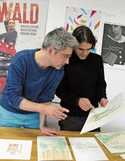 Illustrator Lukas Egger (links) und Texter Ueli Niederberger mit Zeichnungen aus ihrem Bilderbuchprojekt. (Bild: Philipp Unterschütz (Sarnen, 10. November 2017))