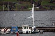 Zerrissenes Segel am Hafen in Arth. (Bild: Geri Holdener, Bote der Urschweiz)