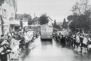 Der erste Bus der Zugerland Verkehrsbetriebe wurde in Hünenberg von der Bevölkerung bejubelt. (Bild: Walter Nigg)