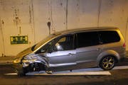 Dem entgegenkommenden Auto wurde das linke Vorderrad abgerissen. (Bild: Kapo Schwyz)
