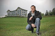 Mit privatem Geld ebenfalls aus Katar wird das 1906 eröffnete Hotel Honegg oberhalb Ennetbürgen zu einem 5-Sterne-Hotel umgebaut. Gastgeber Peter Durrer (Bild) kann es 2011 neu eröffnen. (Bild: Remo Naegeli)