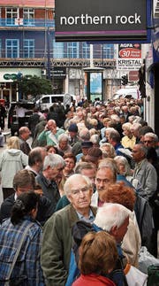 Der Sturm auf die Schalter von Northern Rock im Jahr 2007 war eine Zäsur für das britische Bankensystem. (Bild: Peter Macdiarmid/Getty (Kingston upon Thames, 17. September 2007))