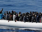 Ziel Europa: Flüchtlinge auf dem Mittelmeer (Archiv) (Bild: KEYSTONE)