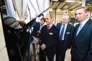 So wird der Elektrobus getankt. Von links: Jan Dunkelmann, Roland Gamma, Michael Roost und Roman Tichy. (Bild Florian Arnold)