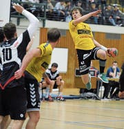 Altdorfs Edvinas Vorobjovas (am Ball) erzielt sieben Treffer. (Bild: Urs Hanhart (Altdorf, 25. November 2017))