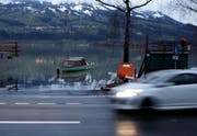Direkter Zugang zum Boot: Die Seestrasse in Lauerz am Dienstagmorgen. (Bild: Geri Holdener, Bote der Urschweiz)