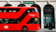 A bus passes a branch of Lloyds Bank in London, Thursday, July 28, 2016. Britain's Lloyds Banking Group said Thursday it plans to eliminate 3,000 jobs and close 200 branches — the first big cuts announced since Britain voted to leave the European Union. (AP Photo/Kirsty Wigglesworth) (Bild: KIRSTY WIGGLESWORTH (AP))