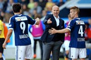 FCL-Trainer Carlos Bernegger kann heute einem gut erholten Dimitar Rangelov Anweisungen fürs Offensivspiel geben. (Bild Philipp Schmidli)