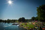 Ein Hochsommertag wie er im Buche steht: Hier ein Blick ins Strandbad Sursee im Kanton Luzern. (Bild: Pius Amrein / Neue LZ (Archiv))