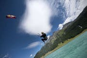 Am Anfang steht das Gefühl für den Drachen: Wer es hat, kann sich vom Kite durch den kalten Silvaplanersee ziehen lassen. (Bild: Baer / NZZ)