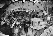 Die Tunnelbohrmaschine «Big John» beim Vortrieb im Seelisbergtunnel. Martin Herrenknecht (in der Mitte der Dreiergruppe rechts, Kopf nach unten geneigt) bespricht sich mit Mineuren. (Bild: Herrenknecht AG/PD)