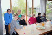 Drei Generationen unter einem Dach: Mithuria Raselli, Maria Raselli, dahinter Basil Krummenacher, Cécile Malevez, Yvonne Raselli, Beat Krummenacher, Leon Krummenacher (von links). (Bild Marion Wannemacher)