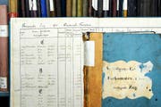 Ein Blick in die Vergangenheit: alte Steuerregister im Zuger Stadtarchiv. (Bild Dominik Hodel)